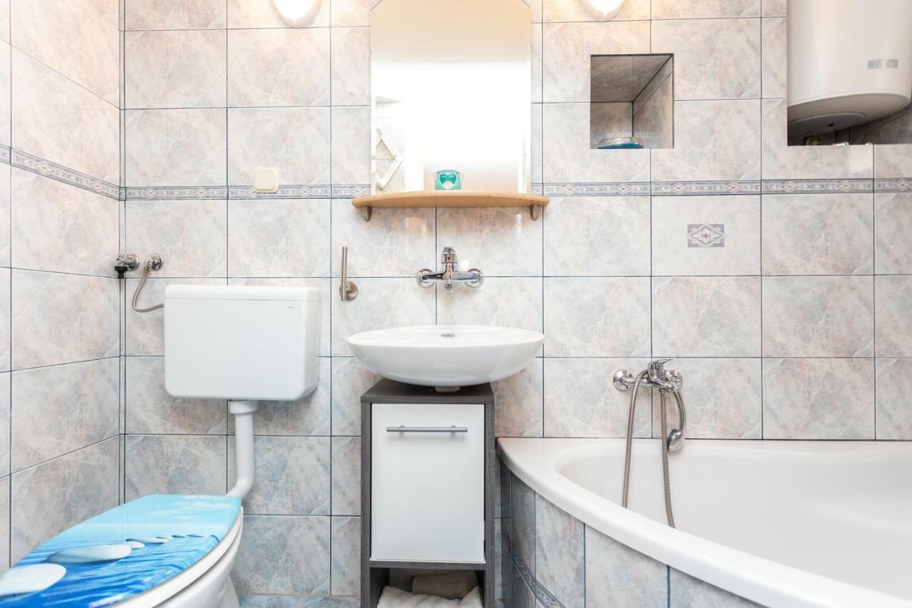 Apartman Verbenia Vrbnik Exterior foto