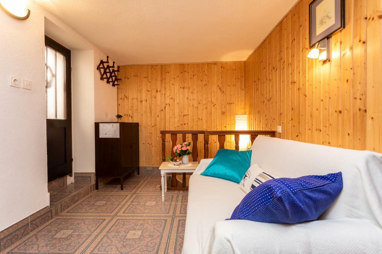 Apartman Verbenia Vrbnik Exterior foto