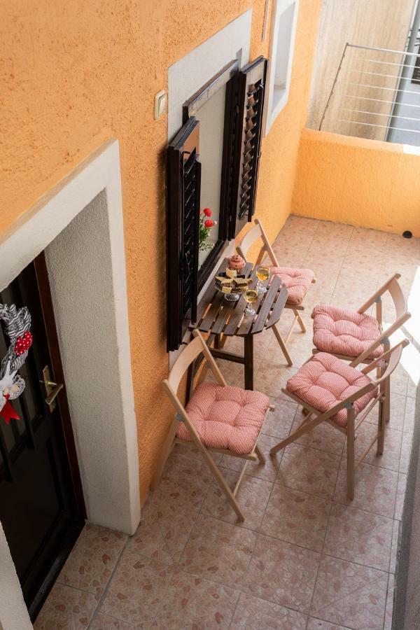 Apartman Verbenia Vrbnik Exterior foto