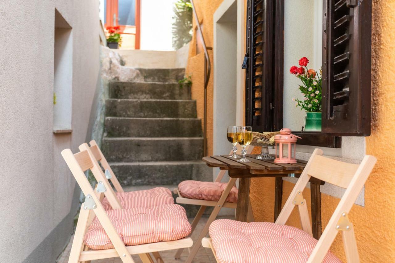 Apartman Verbenia Vrbnik Exterior foto